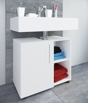 Weißer Badezimmer-Waschtischunterschrank mit offenem Regal und Tür unter einem wandhängenden, rechteckigen Waschbecken mit Chrom-Armatur, aufgenommen in schräger Frontansicht von links.