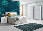 Moderner Schwebetürenschrank mit zwei Türen in einem stilvollen Schlafzimmer, seitliche Perspektive.