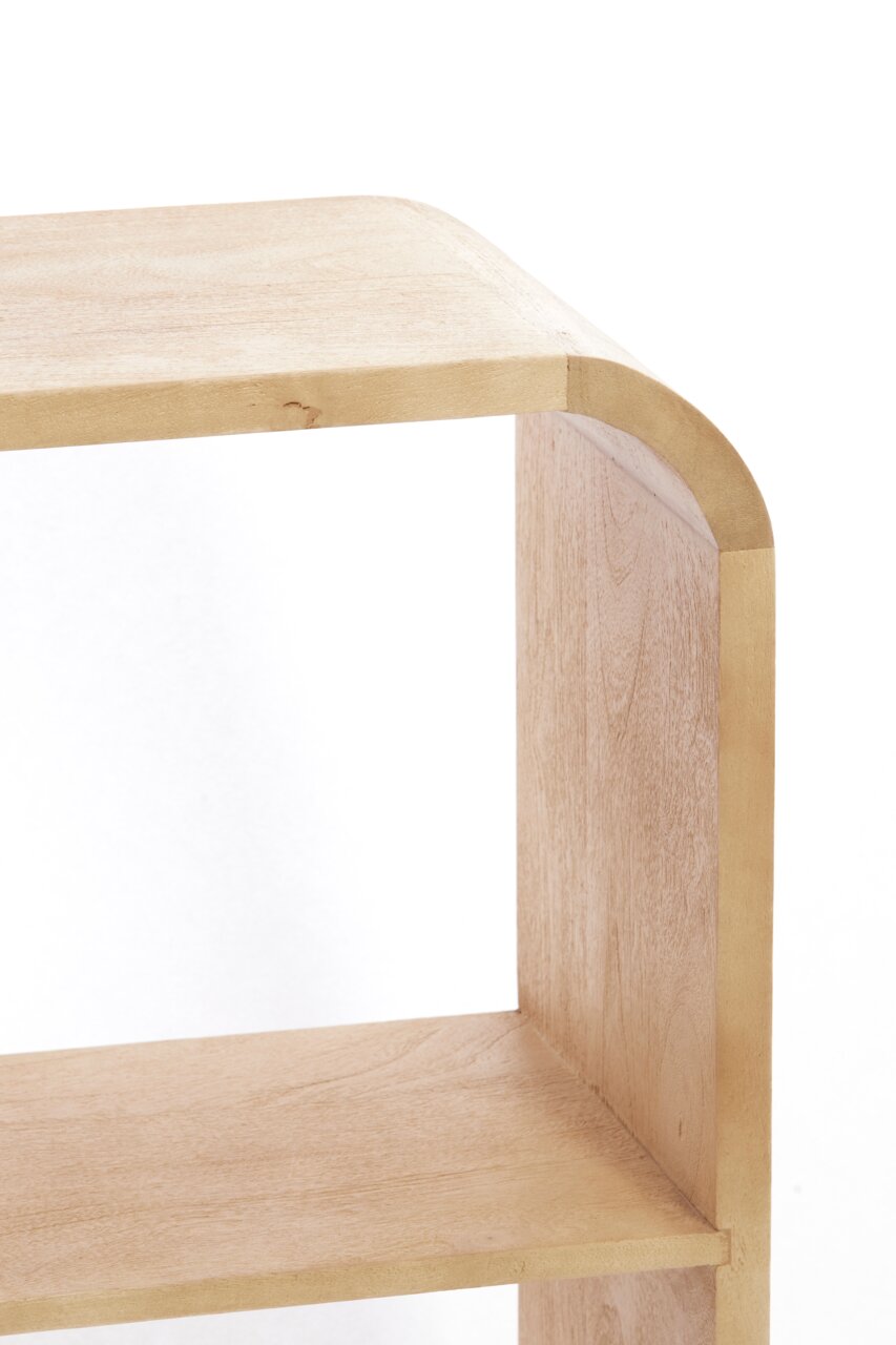 Nahaufnahme eines hölzernen Standregals mit abgerundeten Ecken, seitliche Perspektive