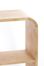 Nahaufnahme eines hölzernen Standregals mit abgerundeten Ecken, seitliche Perspektive