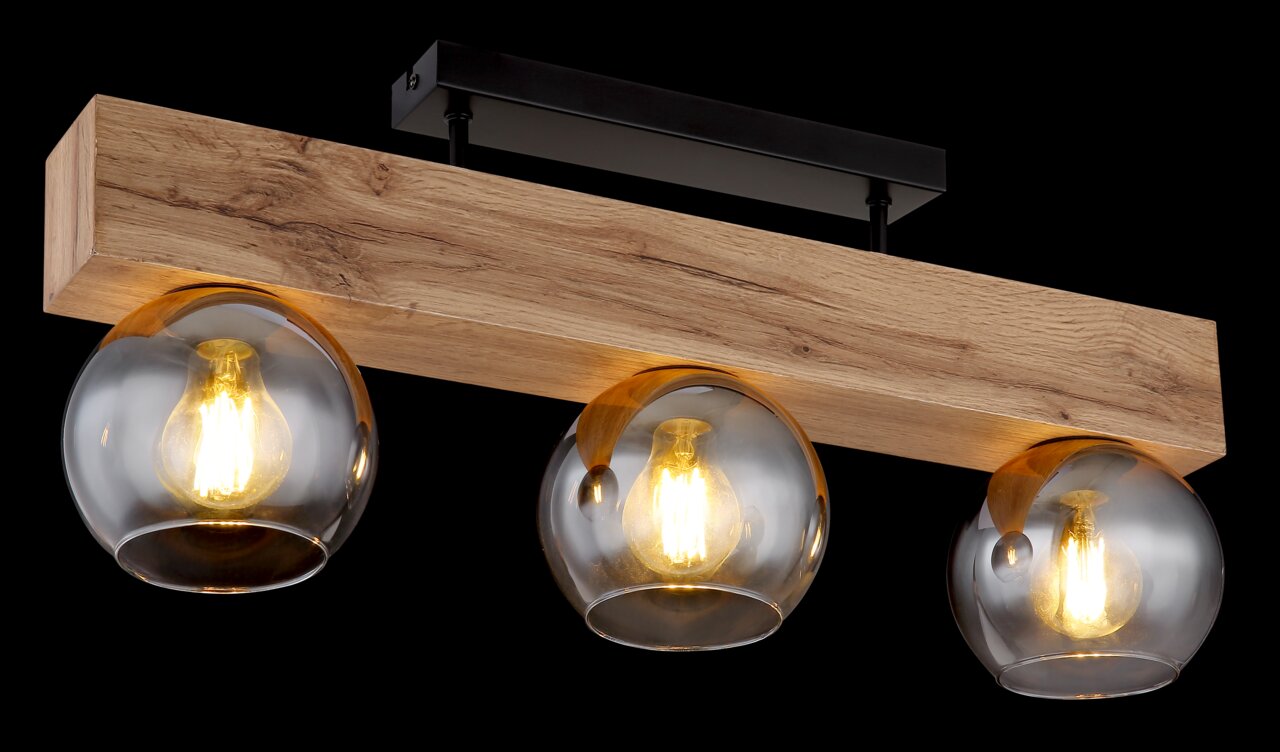 Moderne Deckenleuchte mit drei Glaskugeln und Holzdetails, seitliche Perspektive