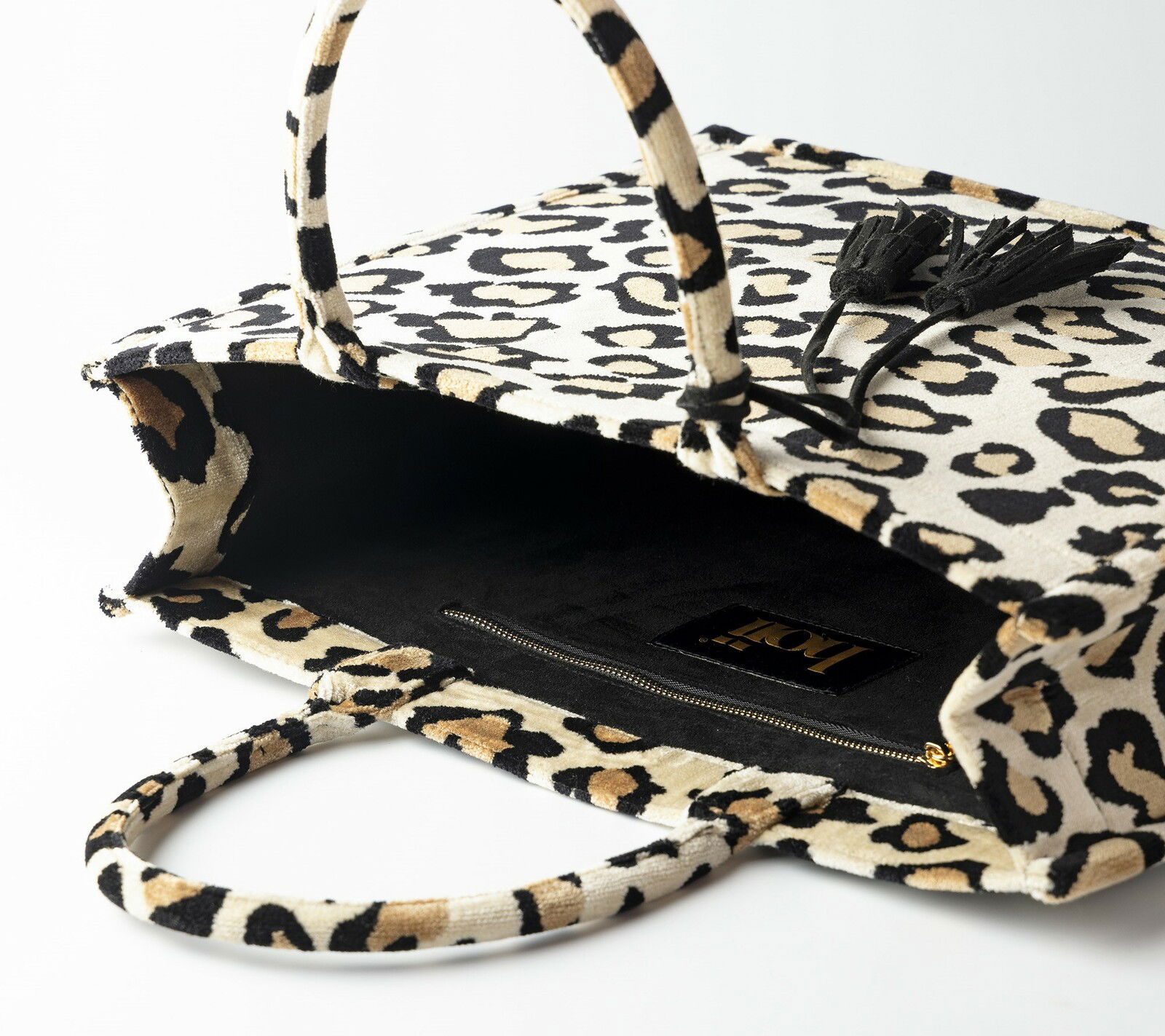 hoii Einkaufstasche EVITA Leopardenmuster Einkaufstasche mit zwei Henkeln, offene Perspektive von oben, zeigt Innenraum mit Reißverschlussfach und Quasten.