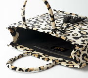 Leopardenmuster Einkaufstasche mit zwei Henkeln, offene Perspektive von oben, zeigt Innenraum mit Reißverschlussfach und Quasten.