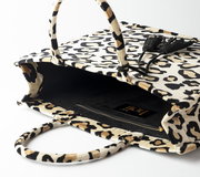 Leopardenmuster Einkaufstasche mit zwei Henkeln, offene Perspektive von oben, zeigt Innenraum mit Reißverschlussfach und Quasten.