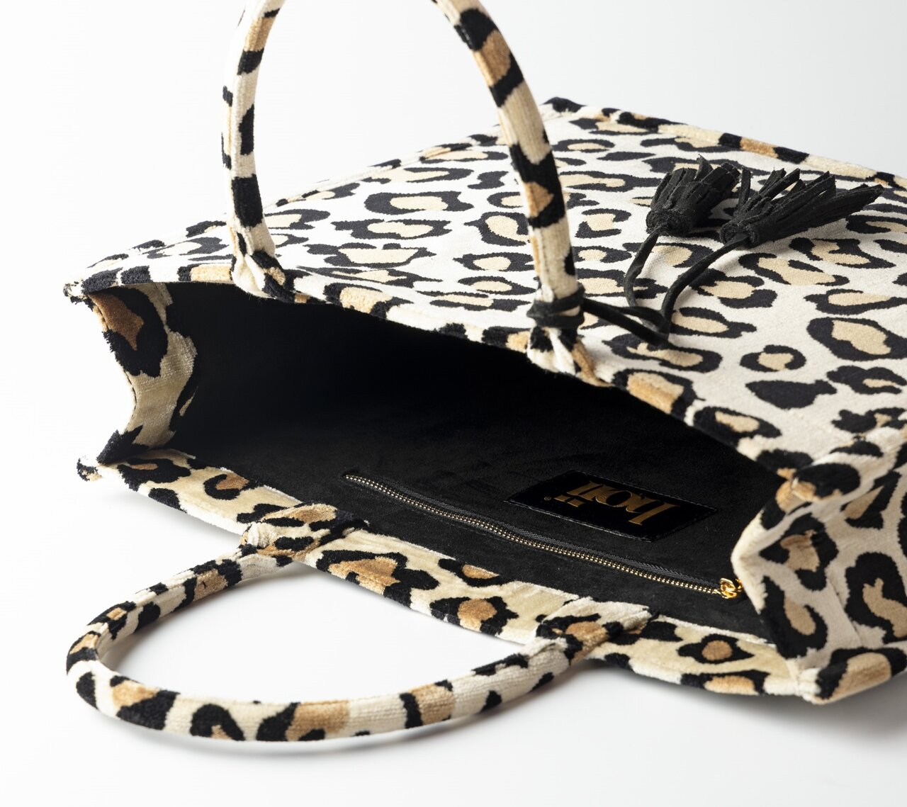 Leopardenmuster Einkaufstasche mit zwei Henkeln, offene Perspektive von oben, zeigt Innenraum mit Reißverschlussfach und Quasten.