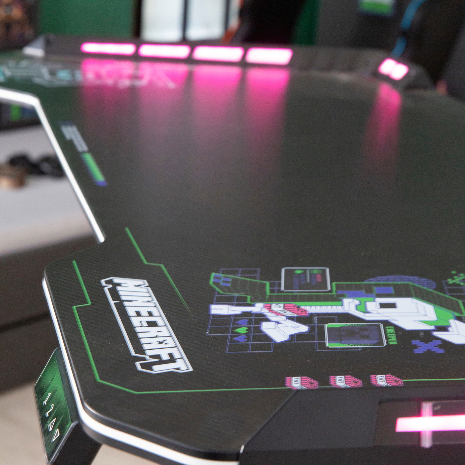 Gaming-Tisch mit Minecraft-Design und LED-Beleuchtung, seitliche Perspektive