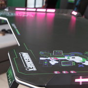 Gaming-Tisch mit Minecraft-Design und LED-Beleuchtung, seitliche Perspektive
