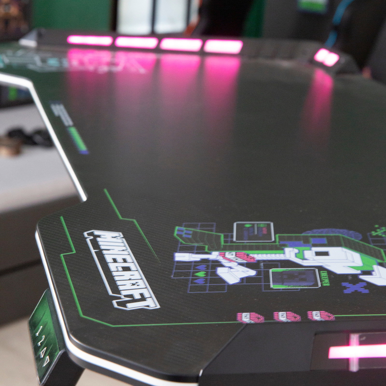 Gaming-Tisch mit Minecraft-Design und LED-Beleuchtung, seitliche Perspektive