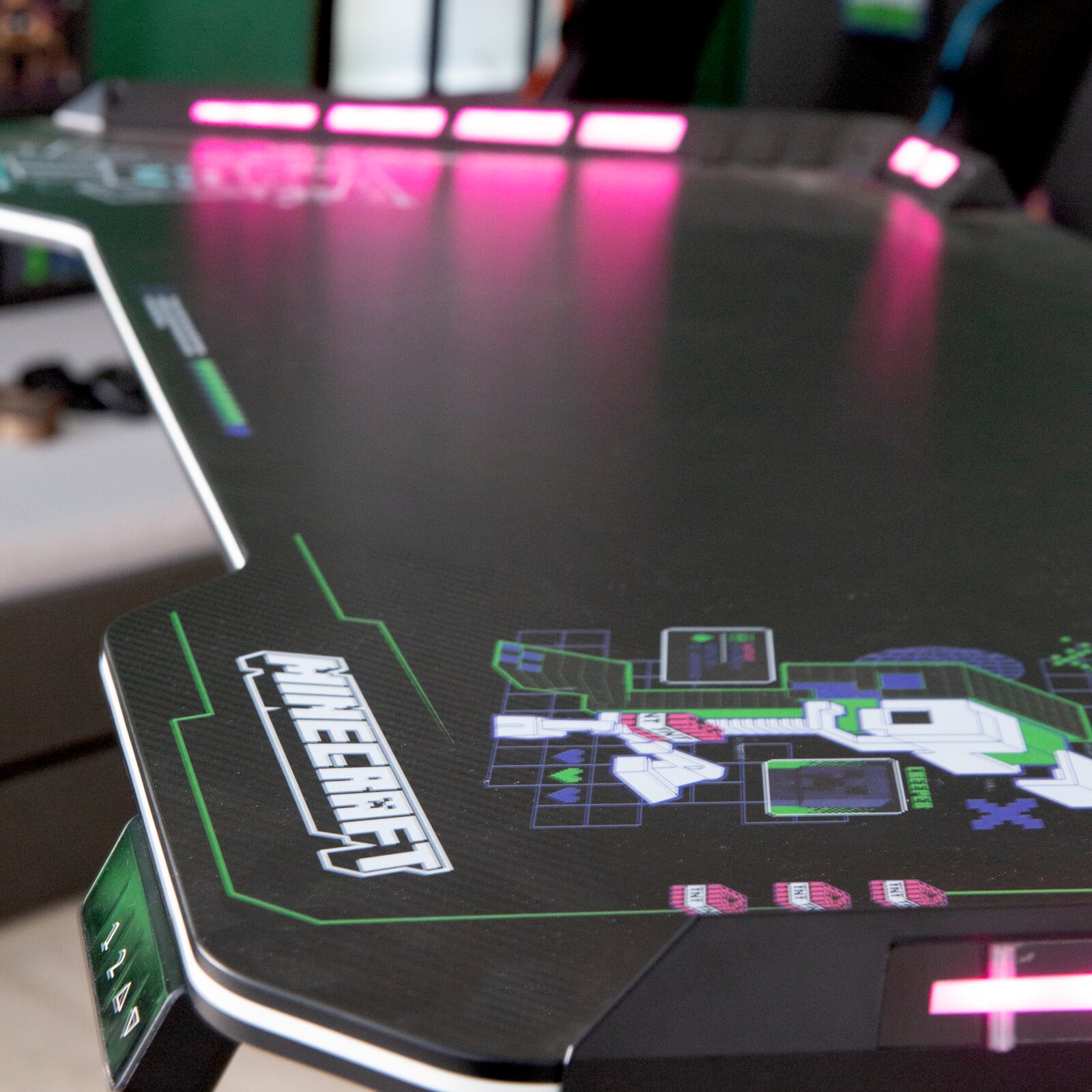 Gaming-Tisch mit Minecraft-Design und LED-Beleuchtung, seitliche Perspektive