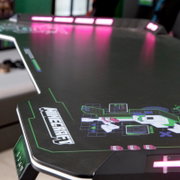 Gaming-Tisch mit Minecraft-Design und LED-Beleuchtung, seitliche Perspektive