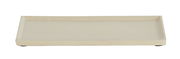 Rechteckige, flache Schale aus Keramik in Cremefarbe, frontal fotografiert.