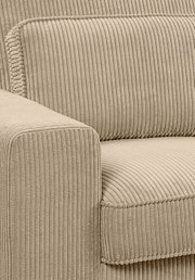 Nahaufnahme eines Sofas in L-Form mit rechtsseitiger Ausrichtung, beige geripptes Textilmaterial, Fokus auf Armlehne und Sitzfläche.