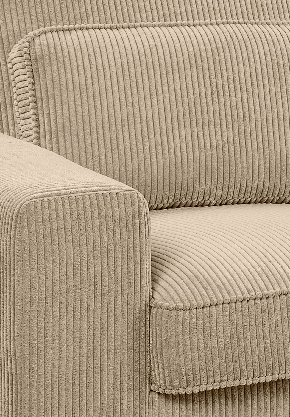 Nahaufnahme eines Sofas in L-Form mit rechtsseitiger Ausrichtung, beige geripptes Textilmaterial, Fokus auf Armlehne und Sitzfläche.