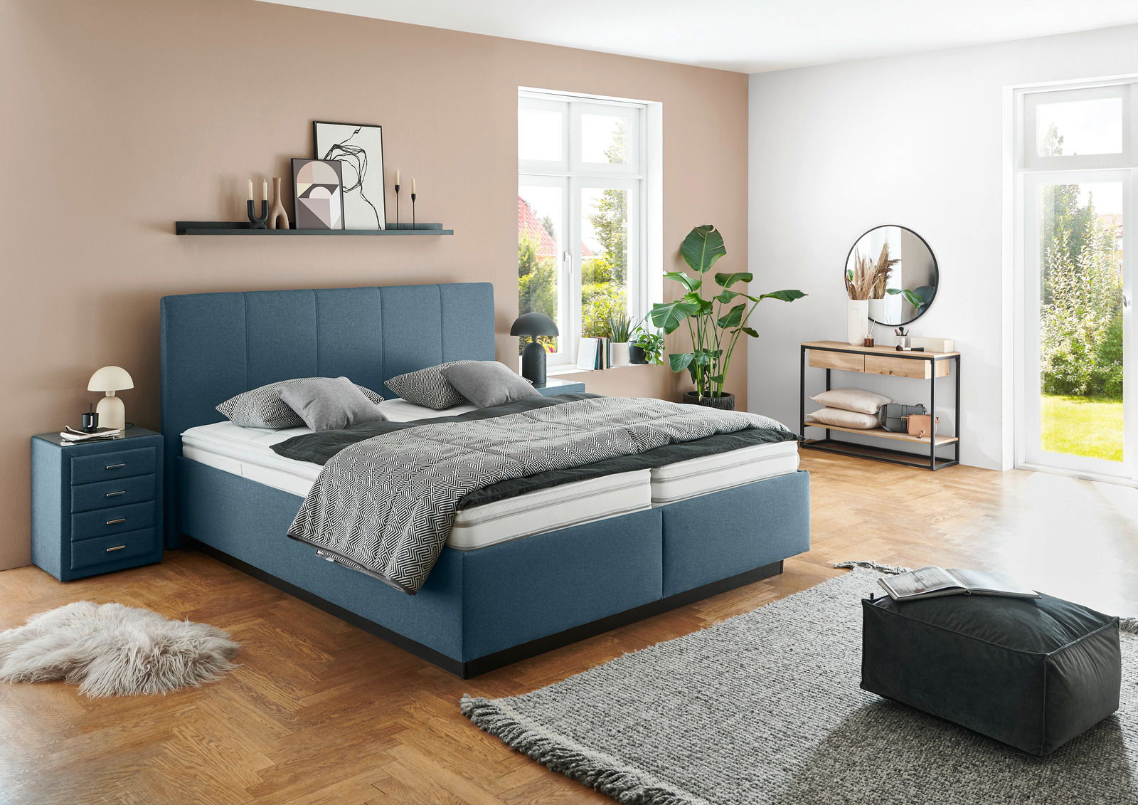 Modernes Polsterbett in einem stilvoll eingerichteten Schlafzimmer, seitliche Perspektive