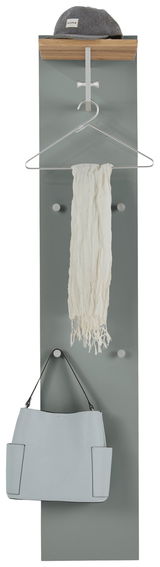 Garderobenpaneel in Frontalansicht mit Hutablage, Kleiderhaken, Schal und Tasche.