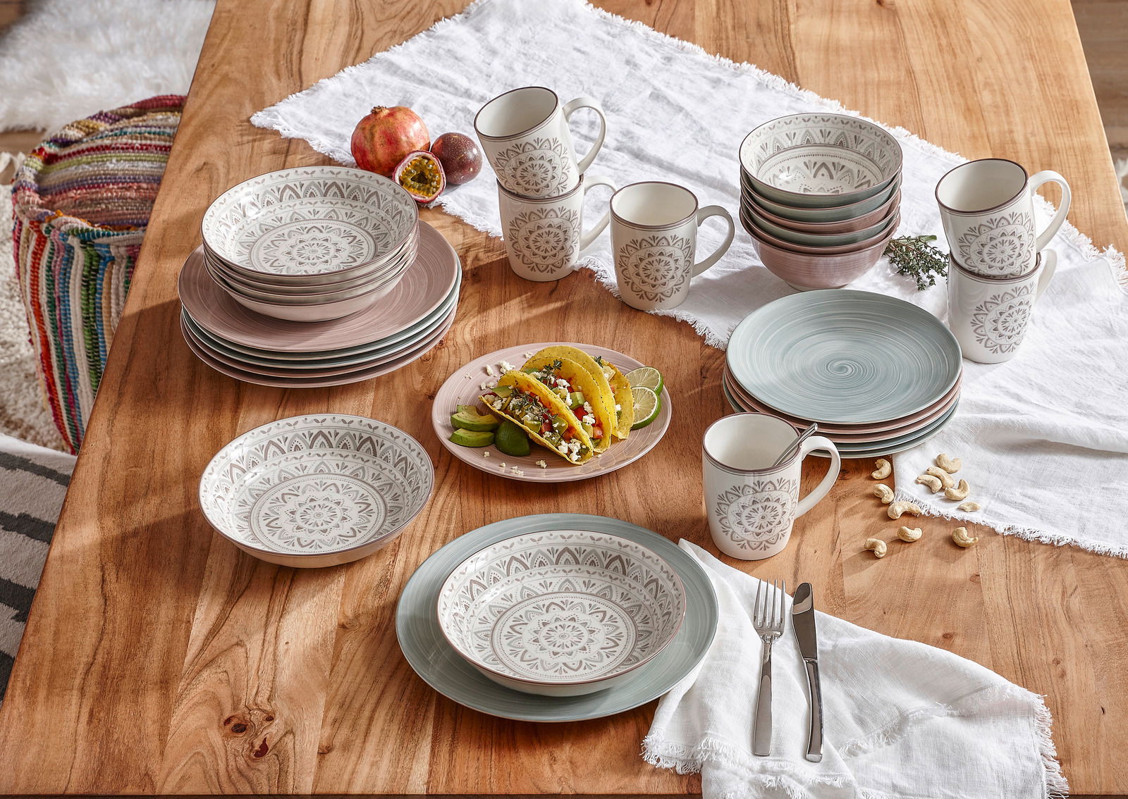 Porzellan-Set Valencia 30-teilig auf einem Holztisch, bestehend aus Tellern, Schalen und Tassen mit dekorativem Muster, von oben fotografiert.