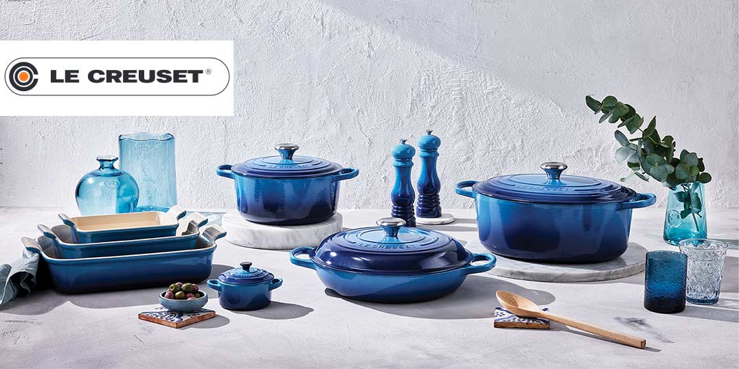 Eine Kollektion von blauem Le Creuset-Kochgeschirr, Töpfe, Backformen und Accessoires