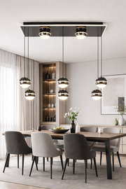 Moderne LED-Pendelleuchte über einem Esstisch, seitliche Perspektive