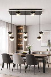 Moderne LED-Pendelleuchte über einem Esstisch, seitliche Perspektive