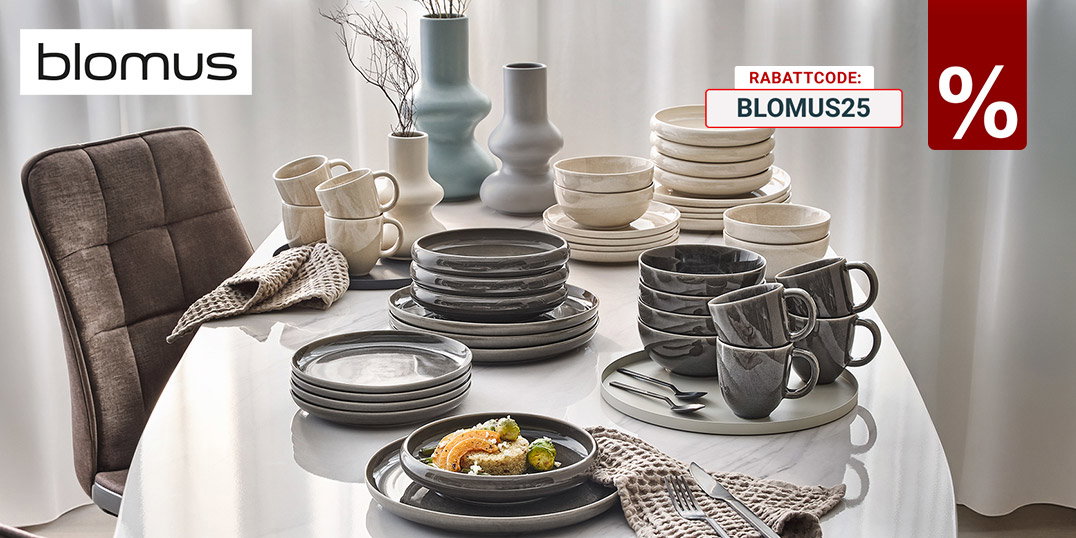 Modern gedeckter Tisch mit Blomus Geschirr, Tassen und Vasen in neutralen Farben