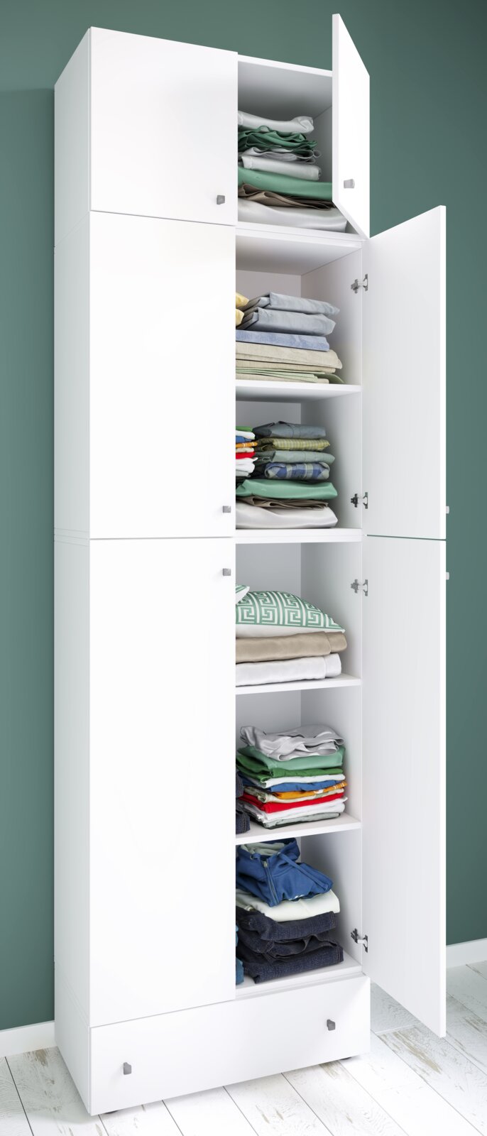 Weißer Kleiderschrank mit mehreren offenen Türen und gefalteter Kleidung auf Regalböden, fotografiert in leichter Frontansicht aus schräger Perspektive