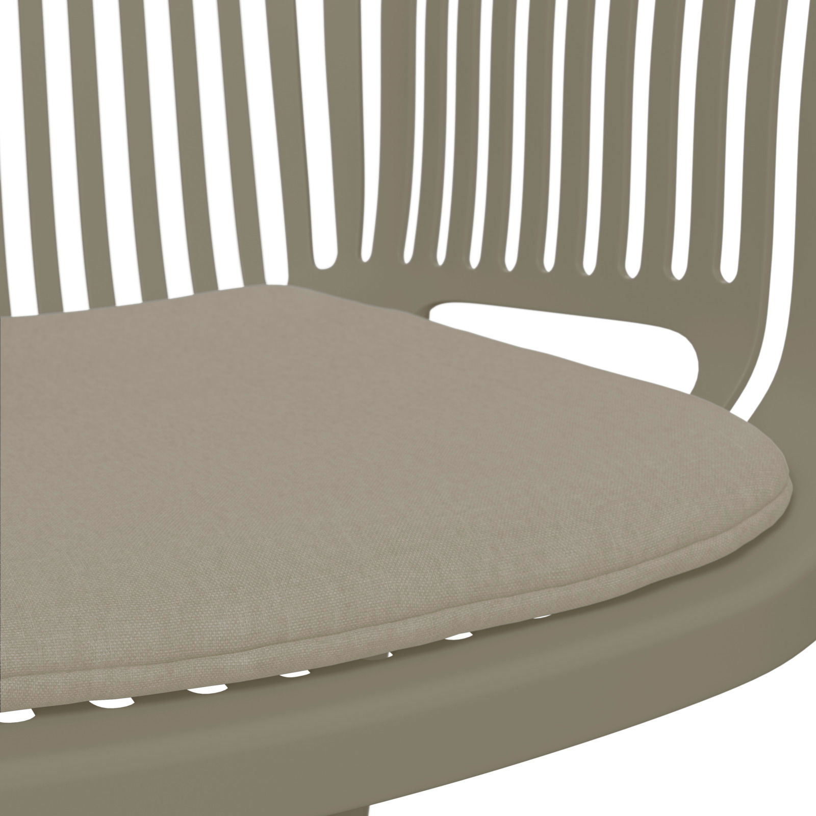 Nahaufnahme eines beigen Stapelsessels mit gepolstertem Sitzkissen, seitliche Perspektive