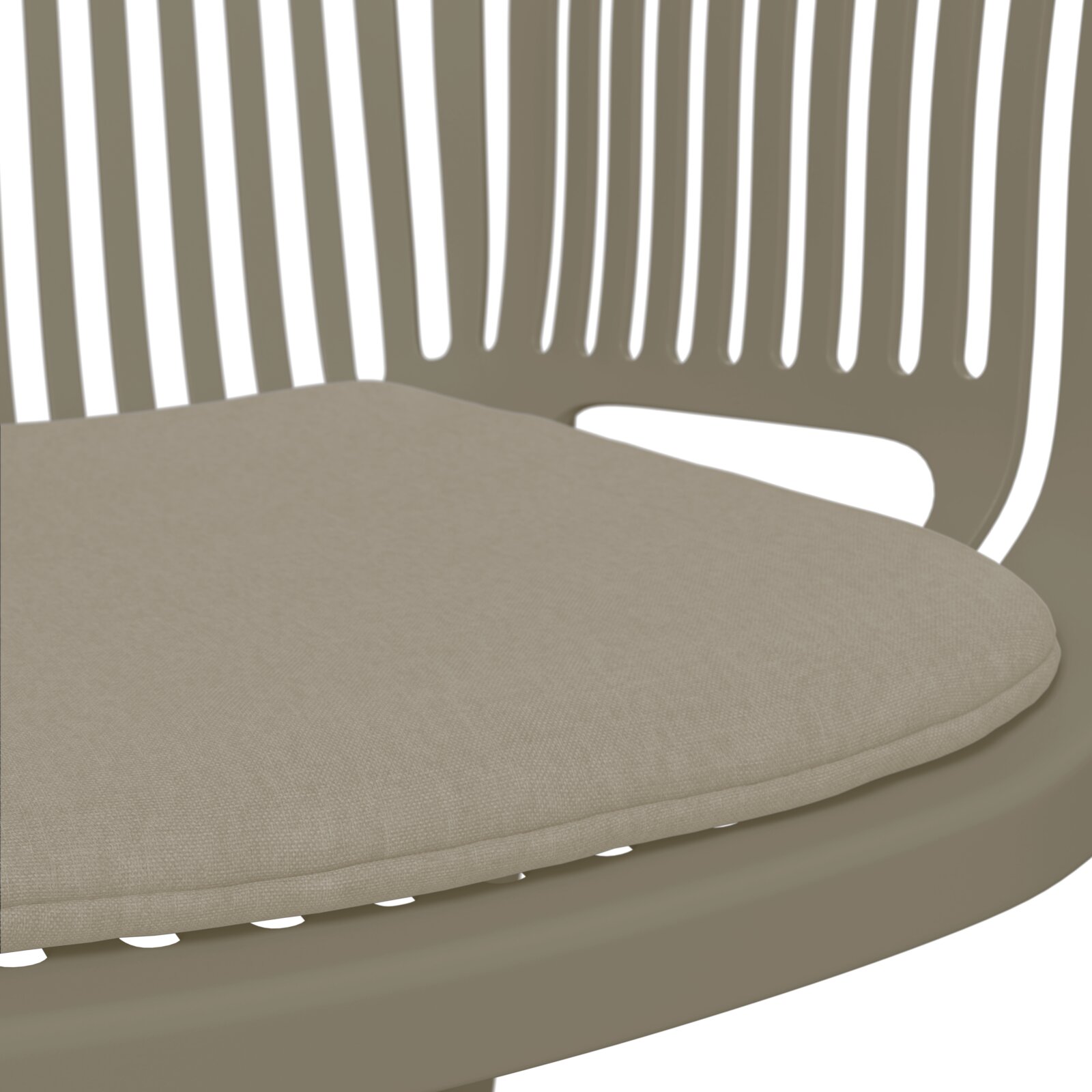 Nahaufnahme eines beigen Stapelsessels mit gepolstertem Sitzkissen, seitliche Perspektive