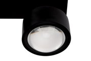 Close-up van een zwarte led-spot, van onderaf gefotografeerd, die aan het plafond is bevestigd.