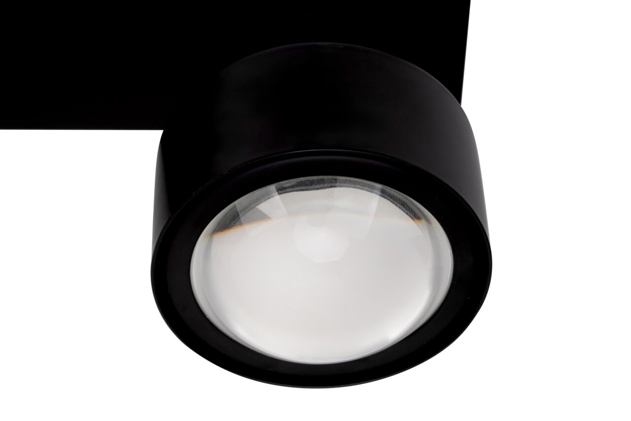 Close-up van een zwarte led-spot, van onderaf gefotografeerd, die aan het plafond is bevestigd.