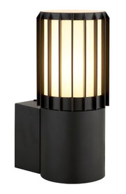 Zwarte, moderne buitenwandlamp met cilindrische lichtverspreider en verticale steunen, warmwitte lichtkleur, vrijstaand op een witte achtergrond, vooraanzicht lichtjes van links