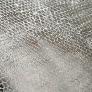 Nahaufnahme eines Tabletts aus Aluminium mit strukturierter Oberfläche, von oben betrachtet.