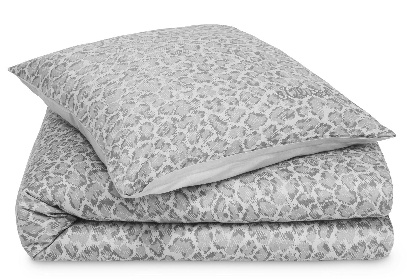 Graue Bettwäsche mit Leopardenmuster, bestehend aus einem Kissenbezug und einem Bettdeckenbezug, in einer seitlichen Perspektive.
