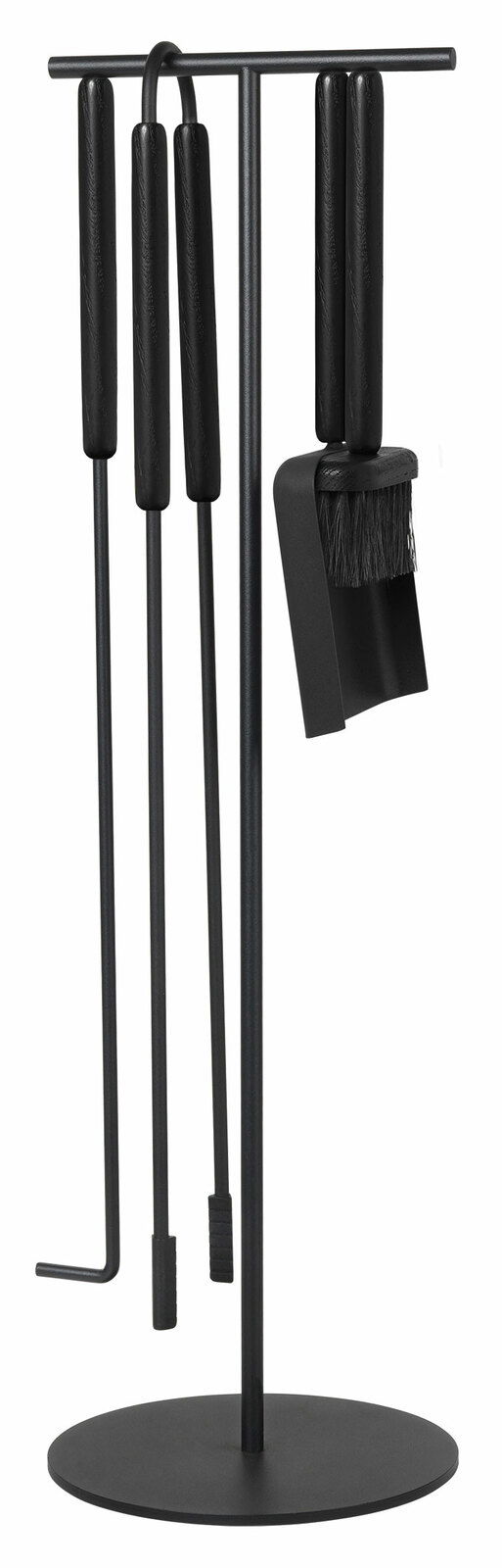 Kamingarnitur 5-teilig in Schwarz, bestehend aus Schaufel, Besen, Zange und Schürhaken, auf einem runden Ständer. Frontalansicht.
