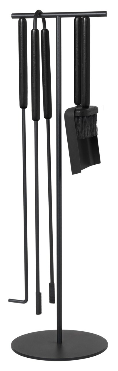 Kamingarnitur 5-teilig in Schwarz, bestehend aus Schaufel, Besen, Zange und Schürhaken, auf einem runden Ständer. Frontalansicht.