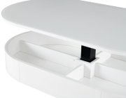Weißer ovaler Couchtisch mit abgehobener Tischplatte und integriertem Stauraumfach, Detailansicht aus schräger Perspektive von oben