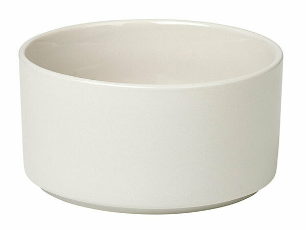 Schale PILAR Moonbeam in Seitenansicht, cremefarbene Keramik mit glatter Oberfläche.