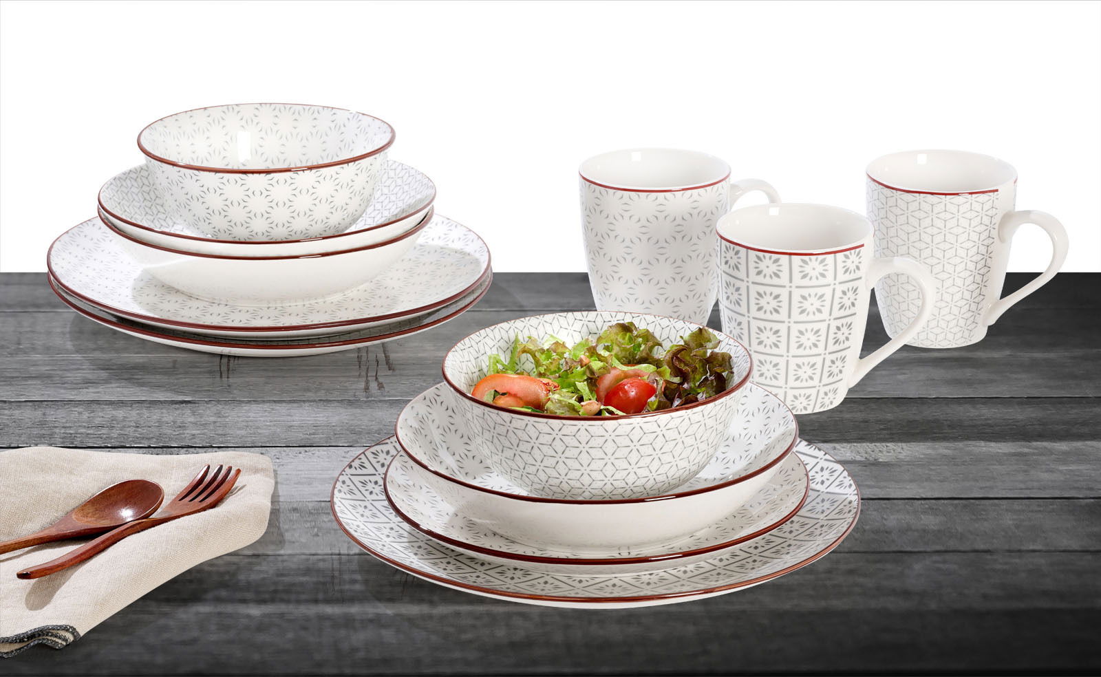 Kombiservice 30-teilig mit elegantem Muster, bestehend aus Tellern, Schalen und Tassen, auf einem Holztisch von schräg oben fotografiert.