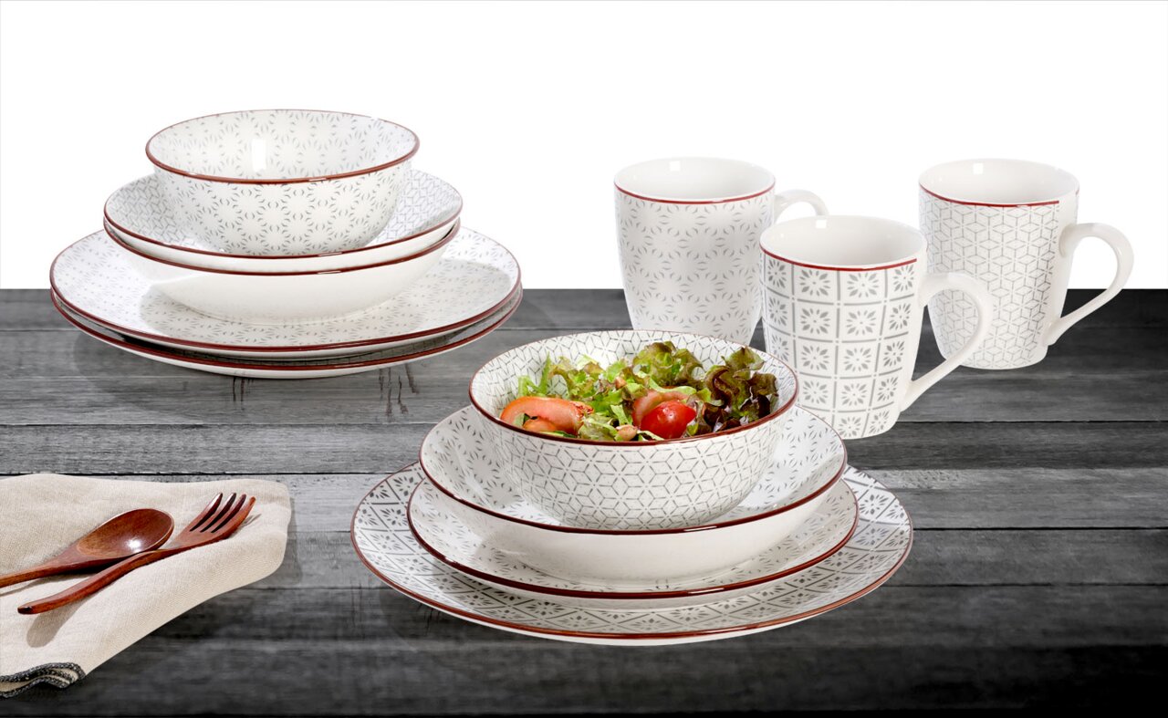 Ritzenhoff & Breker Kombiservice 30-tlg. SIEM Kombiservice 30-teilig mit elegantem Muster, bestehend aus Tellern, Schalen und Tassen, auf einem Holztisch von schräg oben fotografiert.
