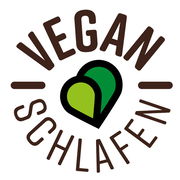 Logo mit der Aufschrift 'Vegan Schlafen' und einem grünen Herzsymbol, aus der Vorderansicht.