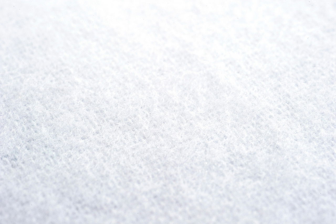 Nahaufnahme einer weißen Nässeschutzauflage mit texturierter Oberfläche