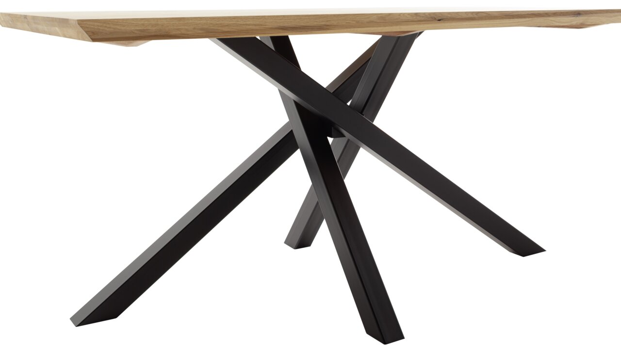 Moderner Esstisch mit Holztischplatte und schwarzen, gekreuzten Metallbeinen, seitliche Perspektive.