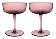 Zwei rosafarbene Sekt- oder Dessertschalen aus Glas, frontal nebeneinander stehend.