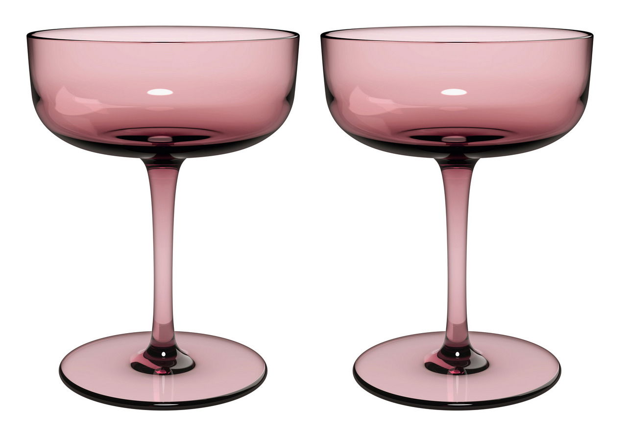 Zwei rosafarbene Sekt- oder Dessertschalen aus Glas, frontal nebeneinander stehend.