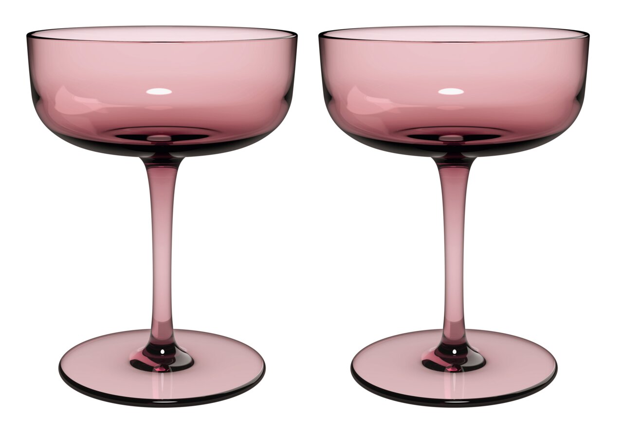 Zwei rosafarbene Sekt- oder Dessertschalen aus Glas, frontal nebeneinander stehend.