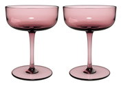 Zwei rosafarbene Sekt- oder Dessertschalen aus Glas, frontal nebeneinander stehend.