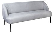 Graue Bank mit modernem Design und schwarzen Metallbeinen, seitliche Perspektive