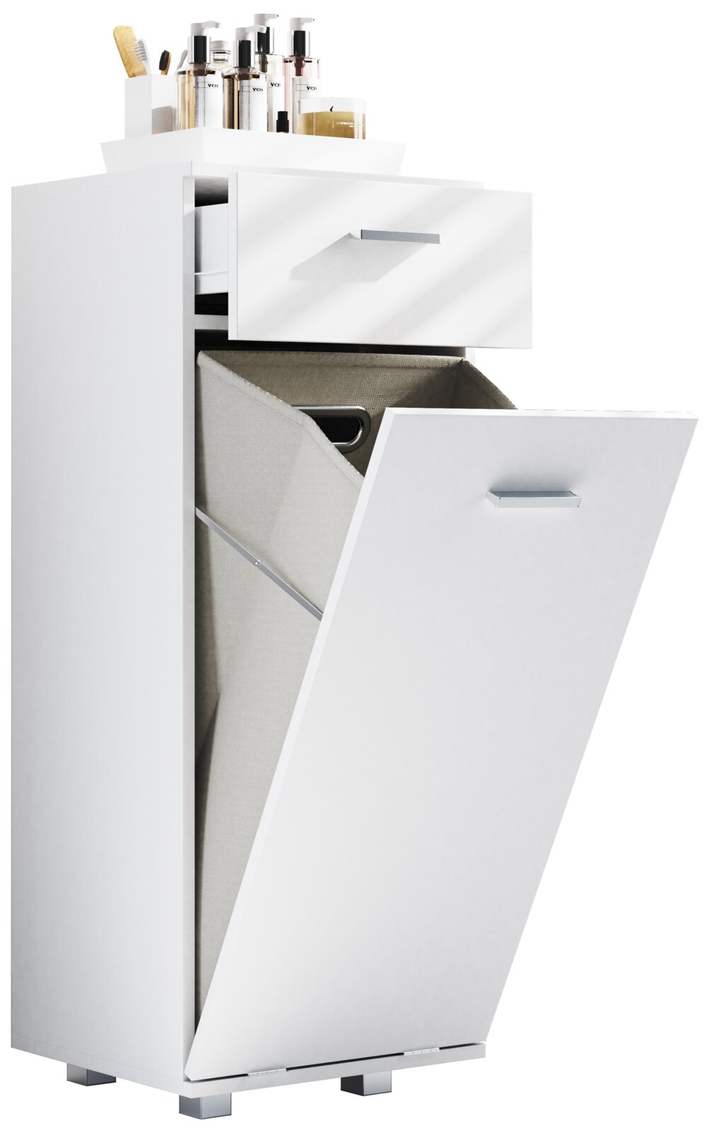 Weißer Badschrank mit schräg aufklappbarer Wäschekippe und Stoff-Wäschesack, oben Ablage mit Pflegeprodukten; Ansicht schräg von vorn