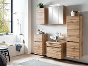 Moderne Badezimmermöbel in Holzoptik, inklusive Midischrank, aus der Perspektive von vorne fotografiert.