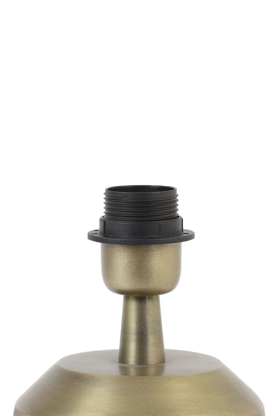 Nahaufnahme eines Lampenfußes aus Metall mit schwarzer Fassung, seitliche Perspektive