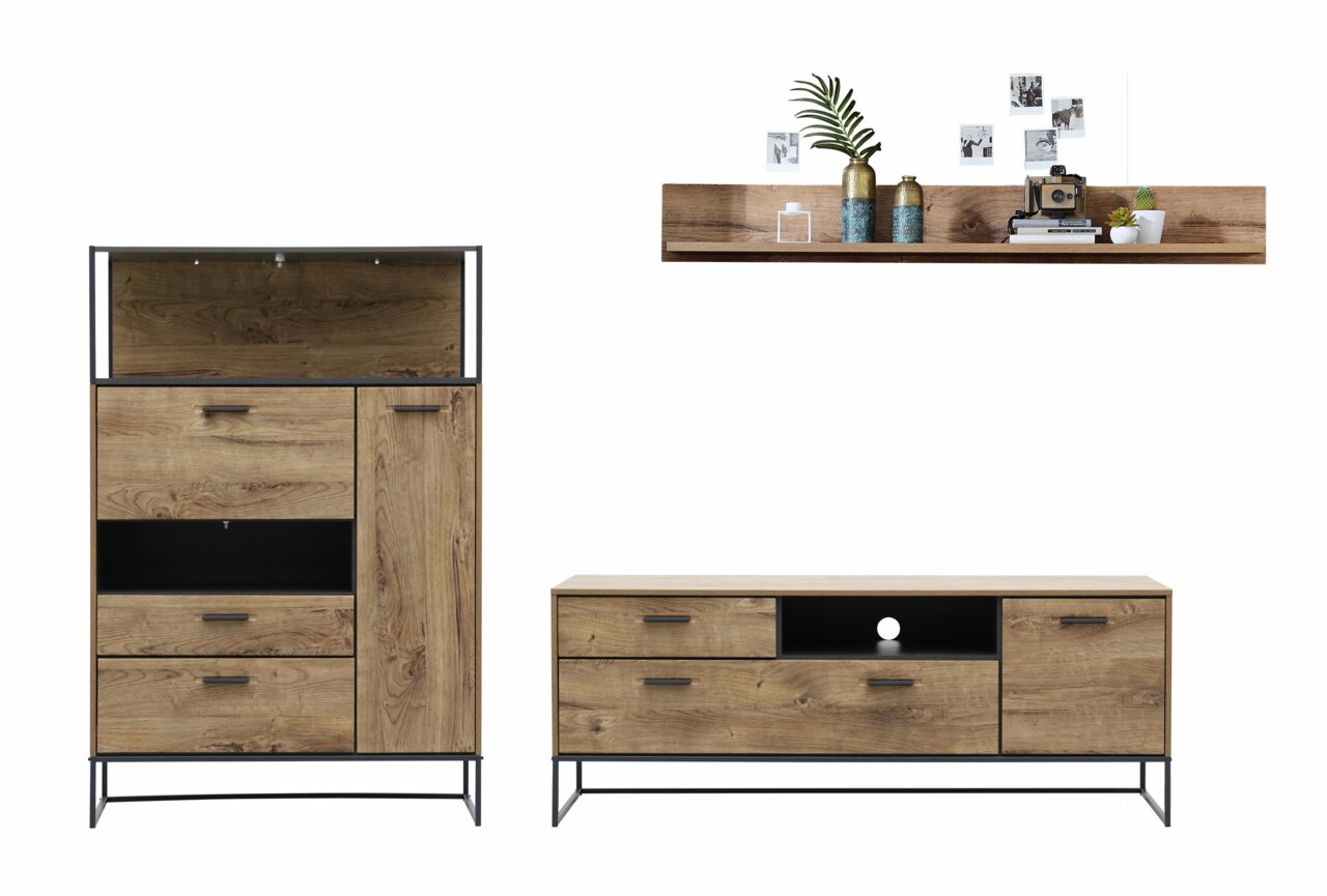 Moderne wandcombinatie van hout met metalen frame, bestaande uit een hoge kast, een tv-meubel en een wandrek, hier afgebeeld in vooraanzicht.